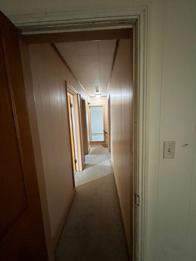 Building Photo - Spacious 4-5 Bedroom, 1.5 Bathroom 2-Story...