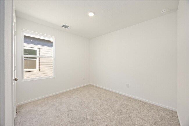 Building Photo - 905 Pertuso Ln