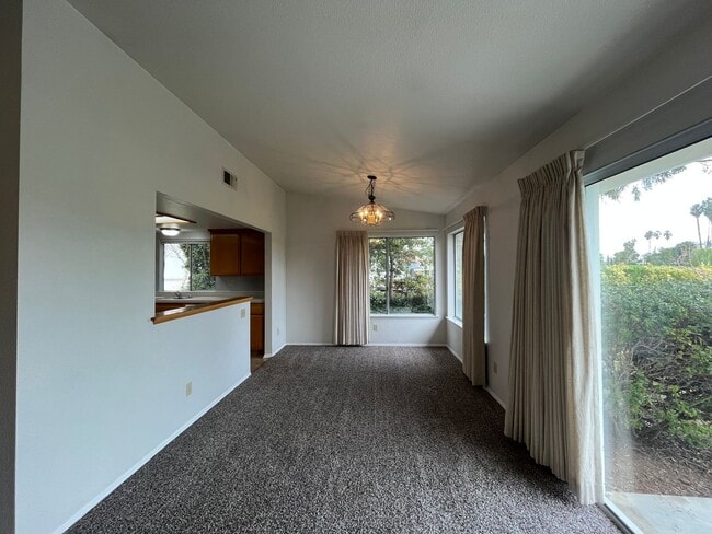 Building Photo - 924 Torrey Pines Dr