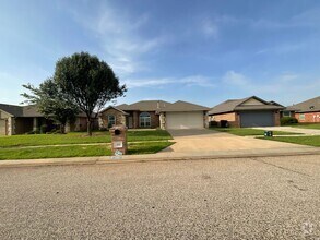 Building Photo - 4 bed, 2 bath, 2 car garage, 12-14 person ...