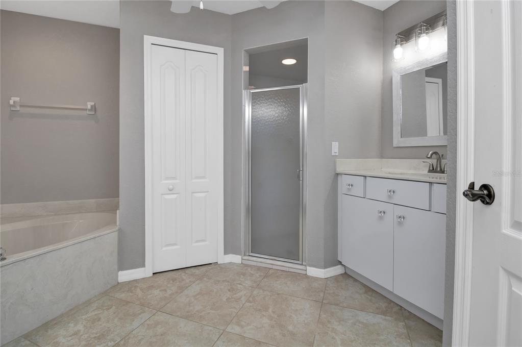 Master Bath - 207 Lewis Cir