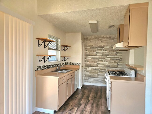 Building Photo - 10810 Parkland Woods Dr