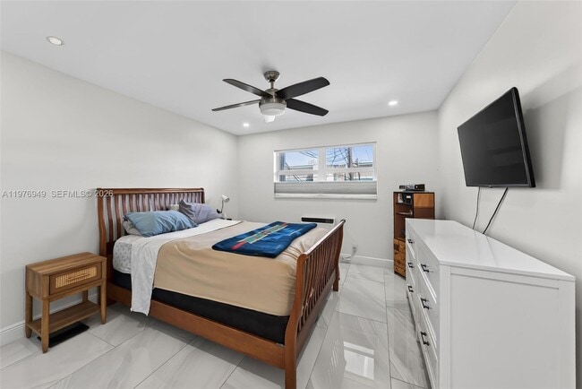 Building Photo - 3922 NE 166th St