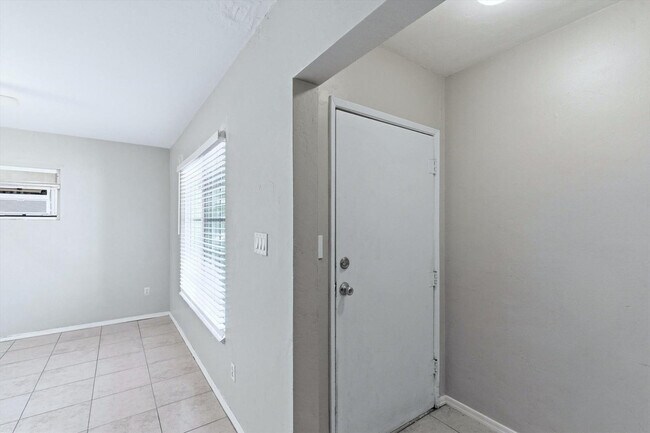 Building Photo - 2609 W Morten Ave
