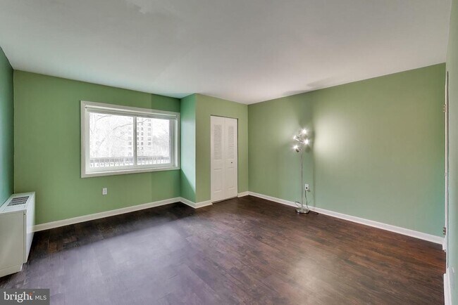 Building Photo - 7420 Lakeview Dr