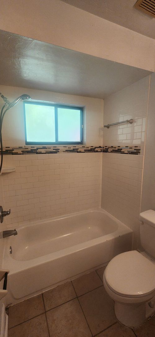 Building Photo - 2/2 in Greenleaf!