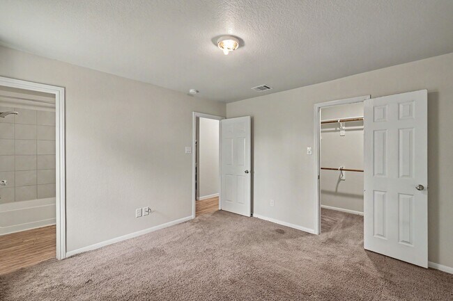 Building Photo - 16701 E Hammon
