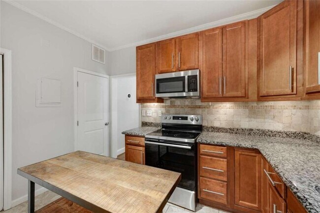 Building Photo - 654 Cleburne Terrace NE