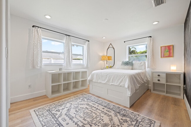 Building Photo - 425 10th Ave