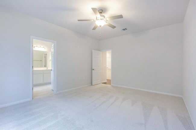 Building Photo - 924 Falkland Trace