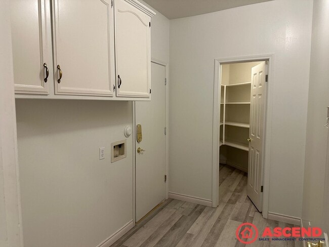 Building Photo - 4 Bedroom Home Next To CSUB!