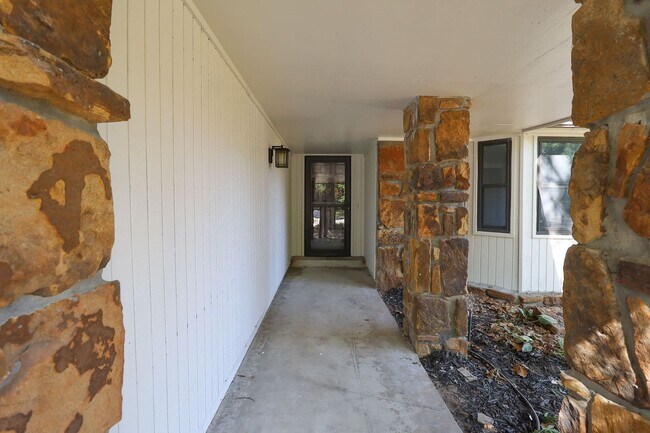 Building Photo - Beautifully Redone 3 Bedroom South Tulsa H...