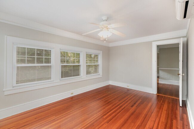 Building Photo - **Price Reduced with HOLIDAY MOVE-IN SPECIAL! $500 off 1st full month's rent with lease signed by...
