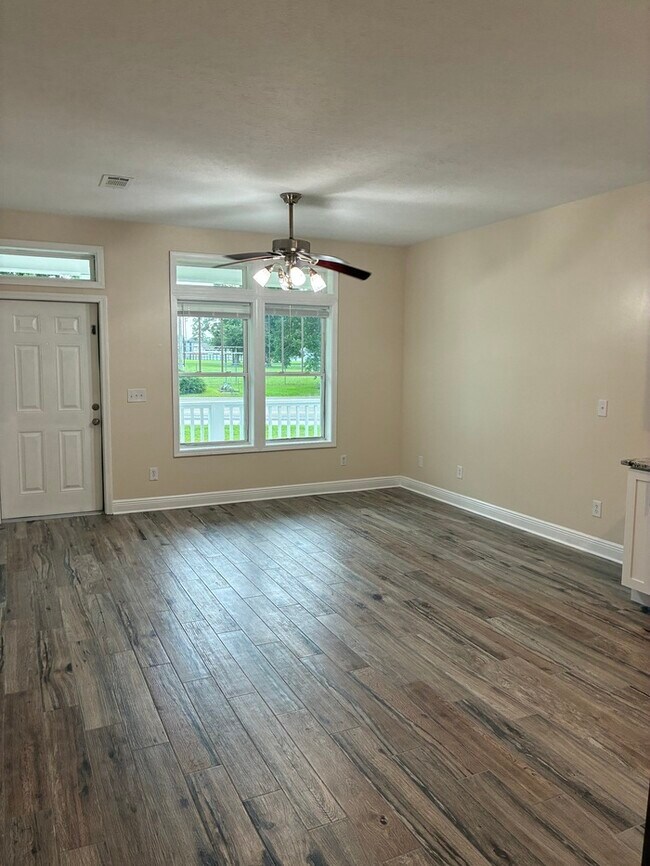Building Photo - Newly Renovated 2/1 Duplex