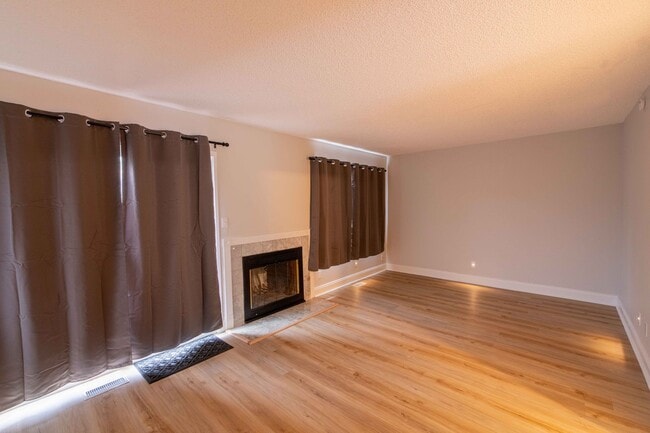 Building Photo - Charming 3 Bed 1.5 Bath Townhome in Wood Village!