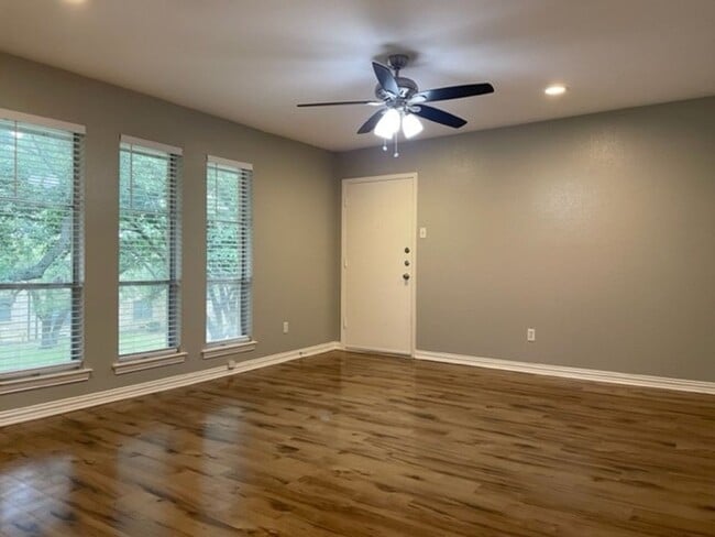 Building Photo - Large 2 Bedroom Condo minutes from SMU!