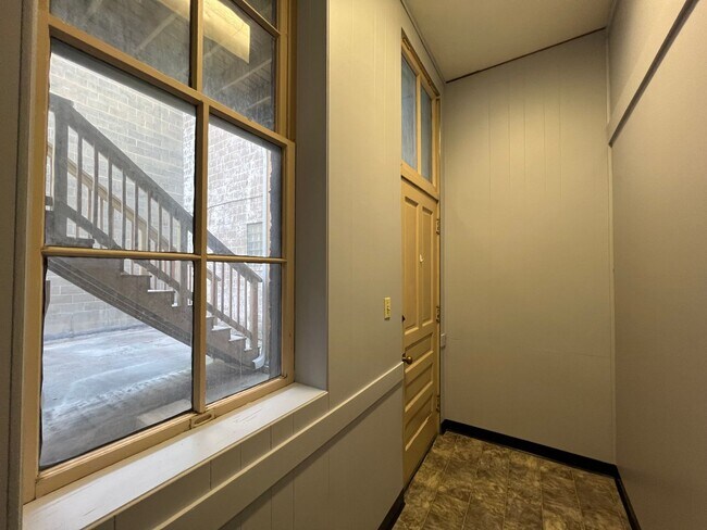 Building Photo - 232 N 6th St
