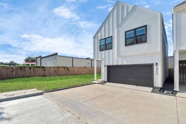 Building Photo - 2347 Hoskins Dr