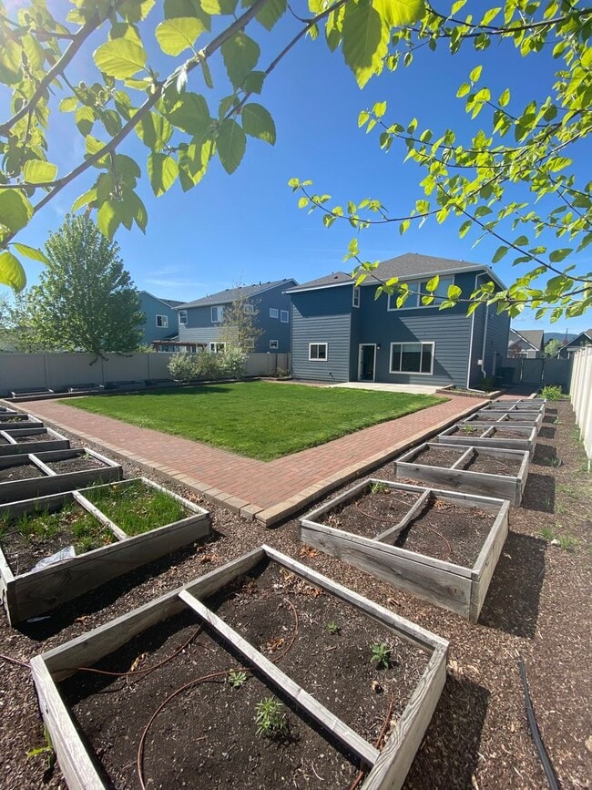 Building Photo - SINGLE FAMILY HOME IN THE FOX TAIL SUBDIVISION (APP#148)