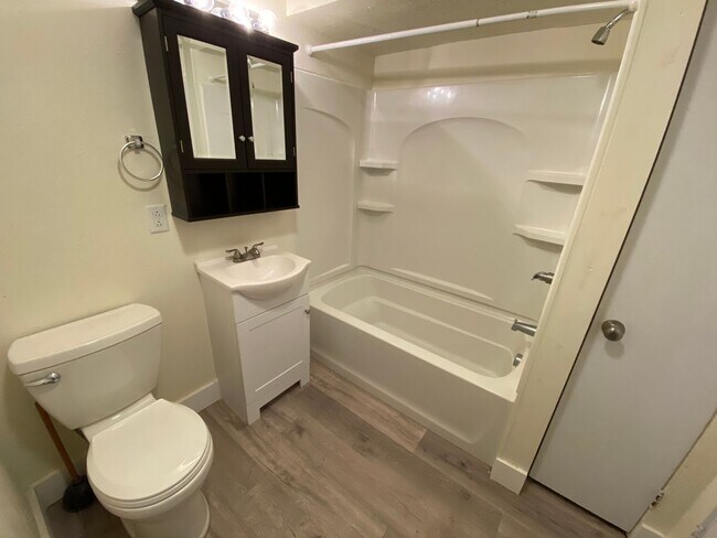 Building Photo - 2BR House with off street parking!