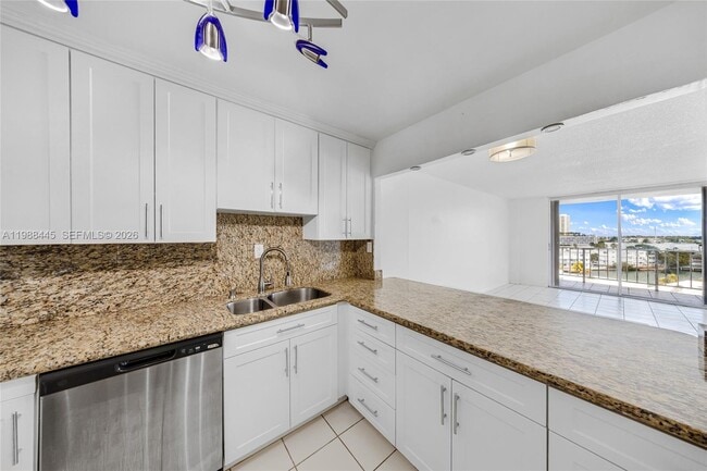 Building Photo - 6900 Bay Dr