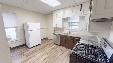 Building Photo - SPACIOUS 4 BEDROOMS / 2 FULL BATHS BEAUTIF...