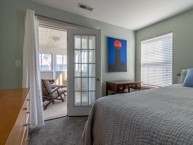 Building Photo - YEAR ROUND RENTAL- FURNISHED - 3 BEDROOM CONDO - WOODS COVE