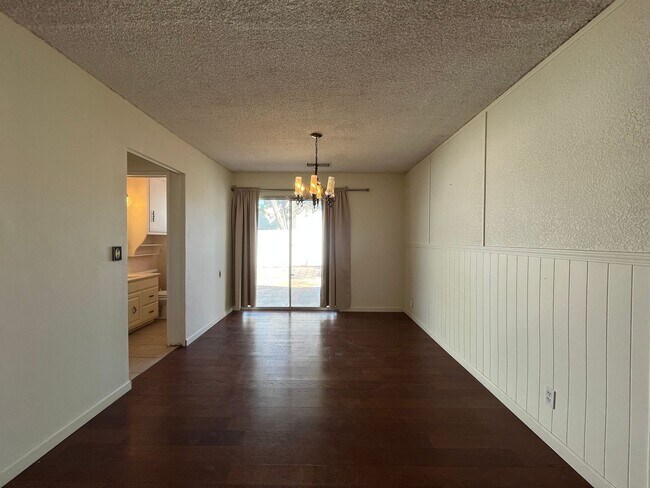 Building Photo - Simi 2+1.5 w/bonus room, RV parking + grea...