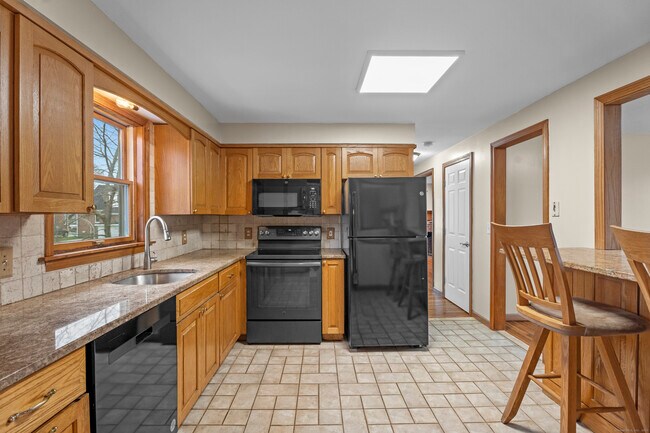 Building Photo - 62 Brookside Ave E