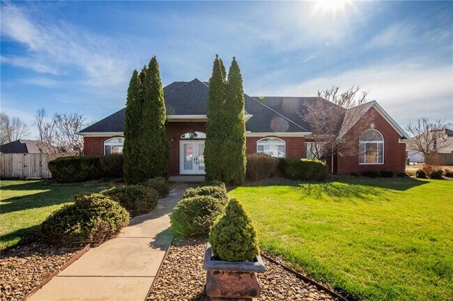 Building Photo - 115 NW Orchard Way