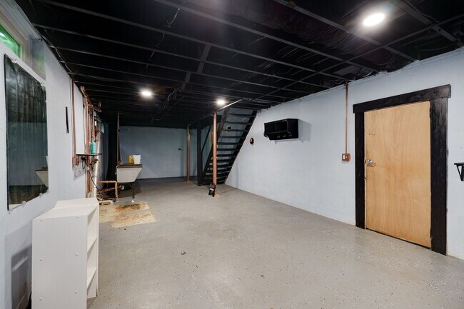 Building Photo - 2935 Glenmore Ave
