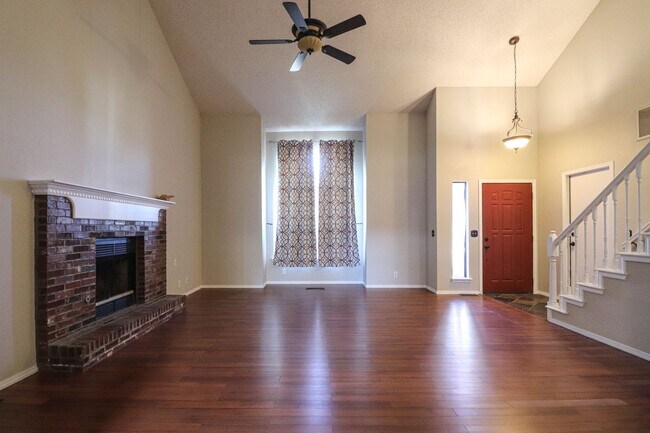 Building Photo - 4 bedroom, 2 1/2 bath, 2 car garage located in the quiet Summit View subdivision.