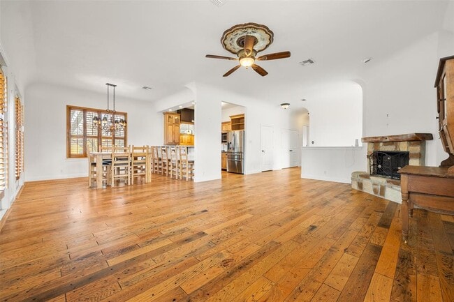 Building Photo - 322 Lake Placid Dr