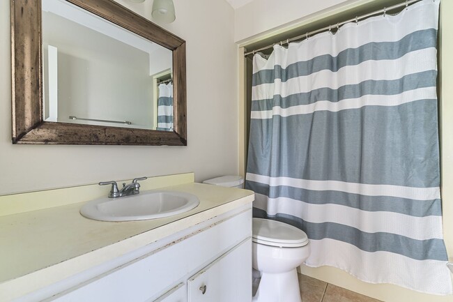 Building Photo - 2 Bed 2 Bath Condo - Close to Beach & Airport