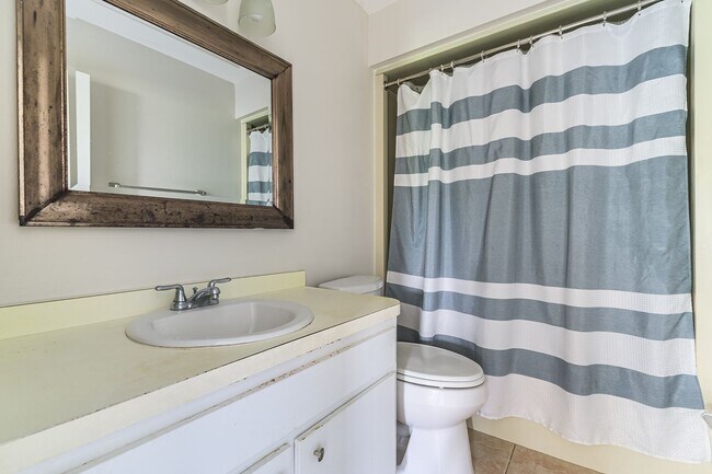 Building Photo - FURNISHED 2 DOUBLE BEDROOM CONDO - CLOSE T...