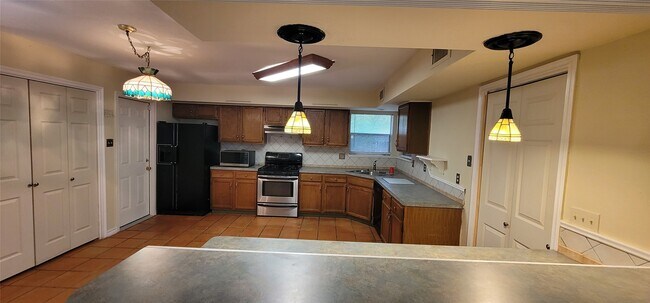 Building Photo - 20111 Beechview Ln