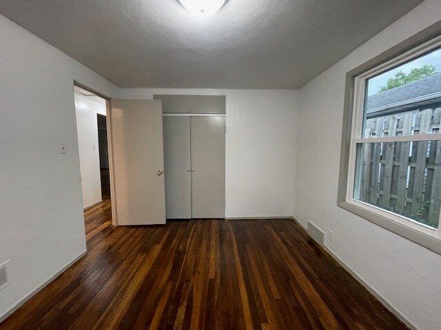 Building Photo - 2229 Parkview Pl