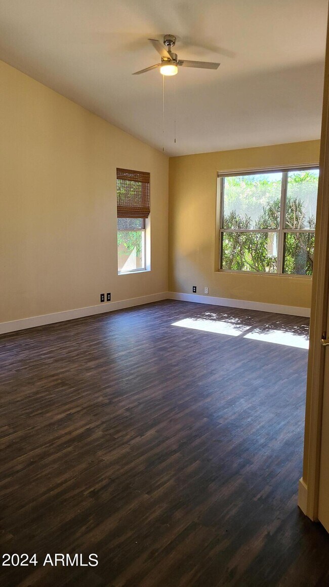 Building Photo - 14206 S 12th Pl