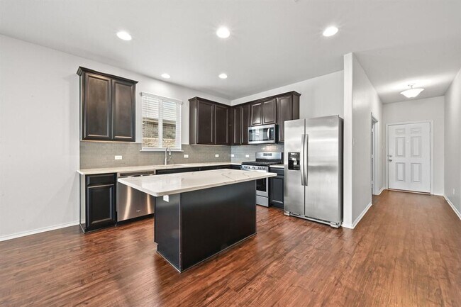 Building Photo - 524 Martha Dr