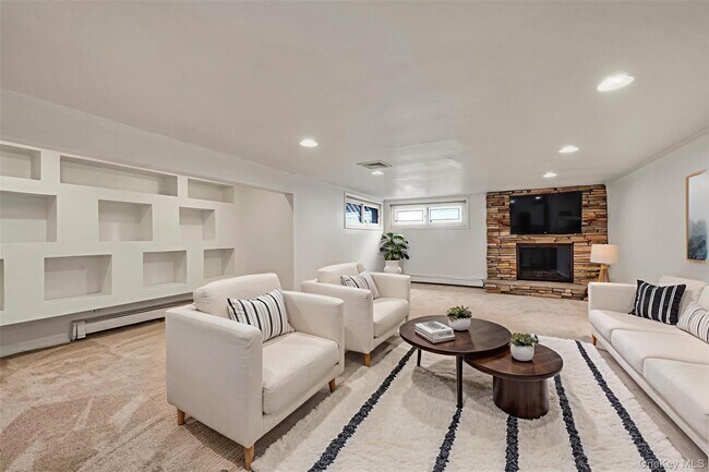 Building Photo - 16 Middle Ln