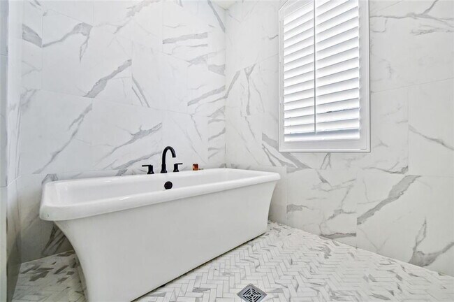 Building Photo - Prime Residence with fabulous amenities in the heart of Buckhead