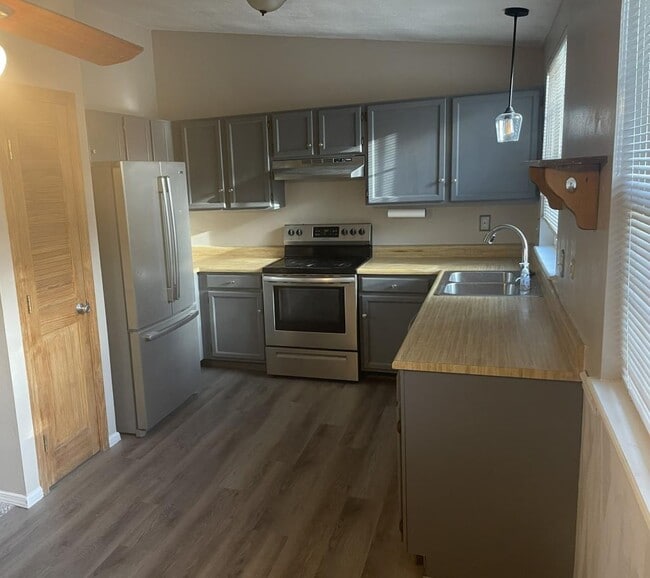 Building Photo - 8575 Cottonwood Way