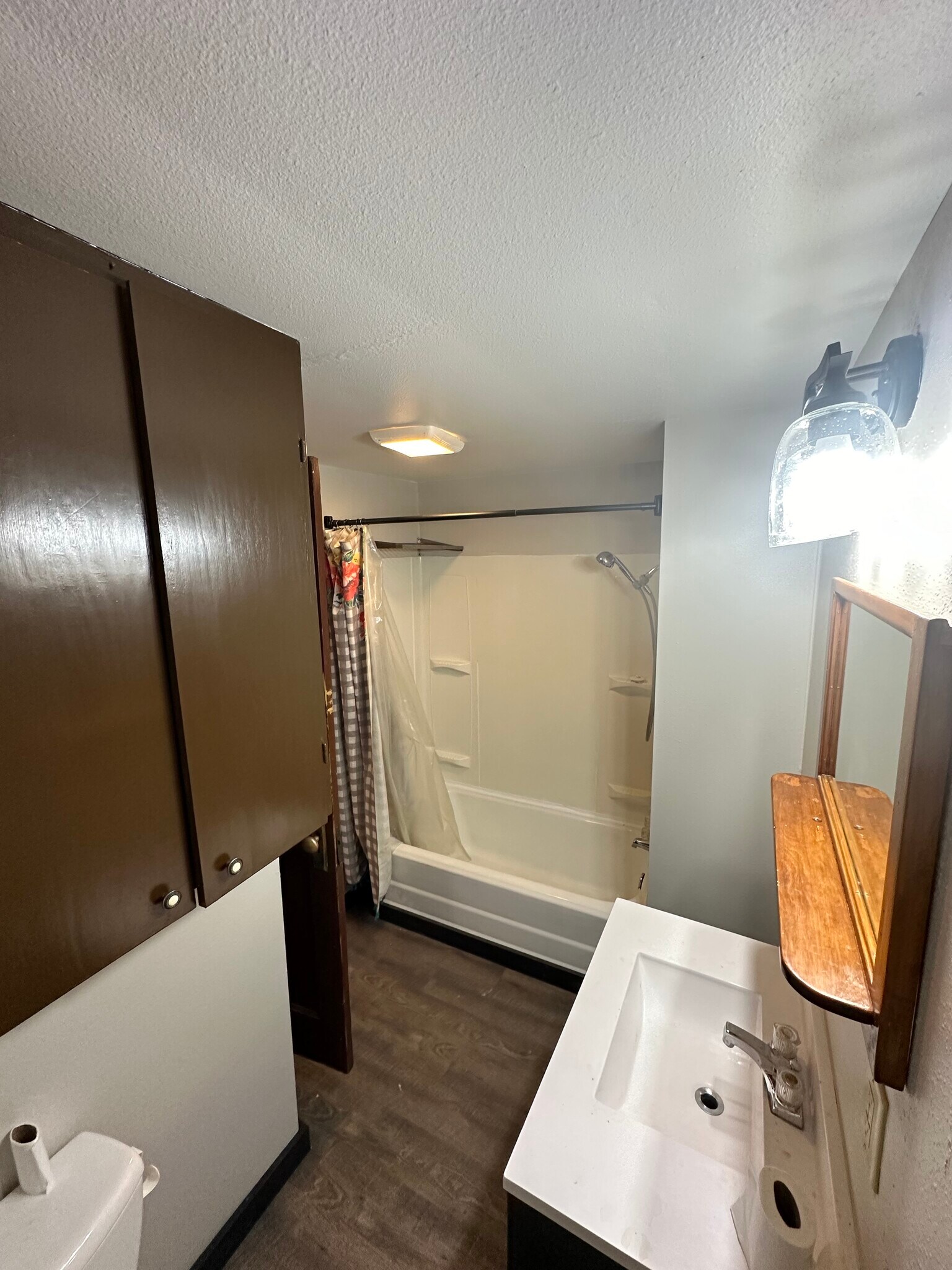 Main Bathroom - 307 N Mary St