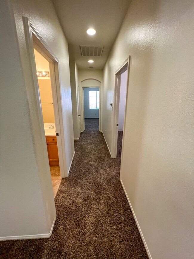 Building Photo - Spacious 4 Bedroom 3 Bathroom Home with 3 ...