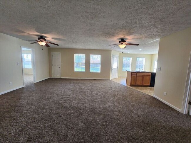 Building Photo - Large 5 Bedroom Home & Pets Welcome*