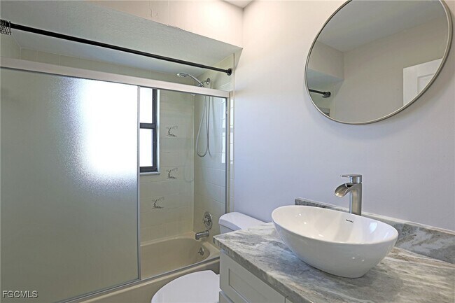 Building Photo - 629 SW Santa Barbara Pl