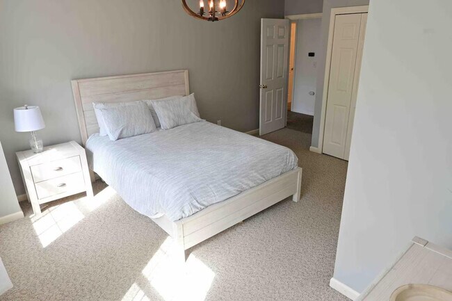 Building Photo - 180 Ruggles Rd