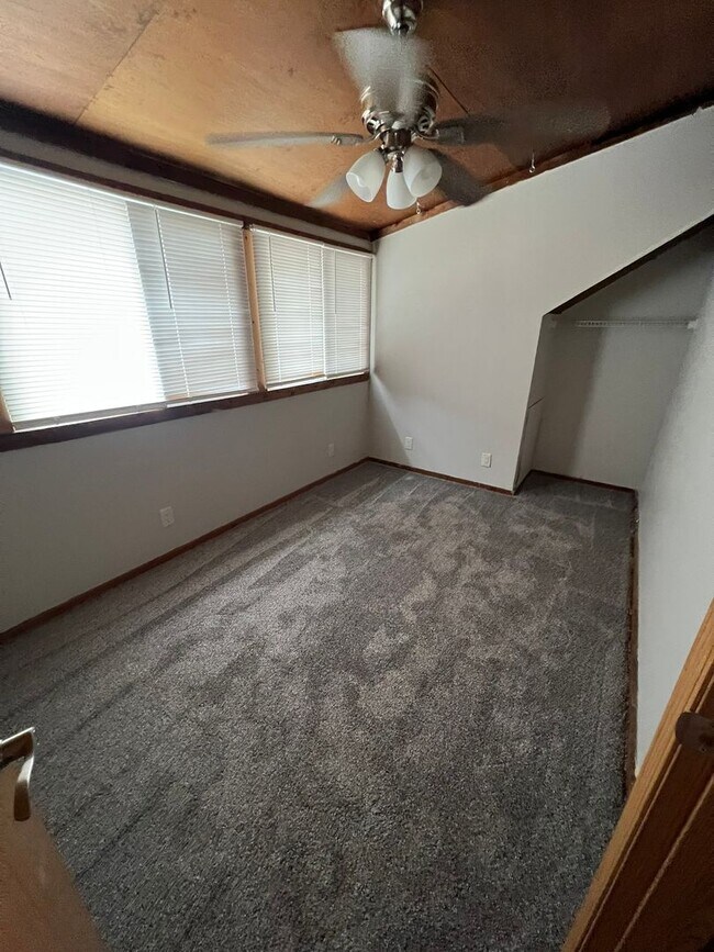 Building Photo - Large 5 bedroom house close to campus for ...