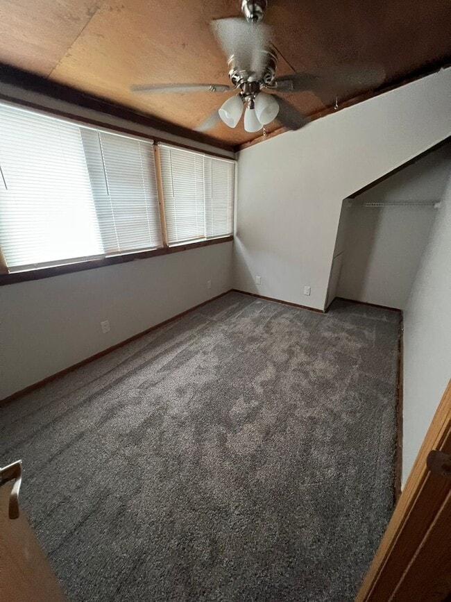 Primary Photo - Large 5 bedroom house close to campus for ...