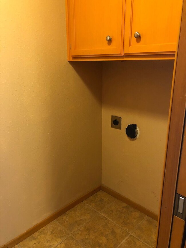 Building Photo - 2-bedroom 2-bathroom duplex with 2 garages in Eugene!